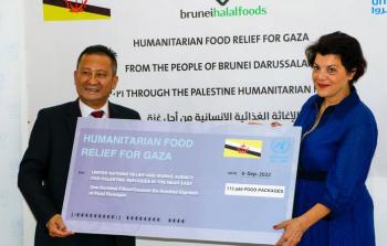بروناي تسلم الأونروا أكثر من 100 ألف طرد غذائي طارئ لتوزيعها على اللاجئين في غزة