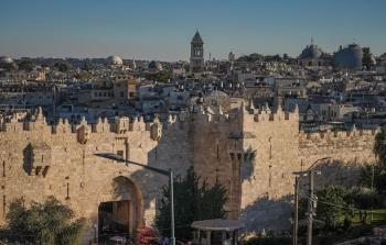 بلدية الاحتلال تشوه سور القدس بصور وشعارات تلمودية