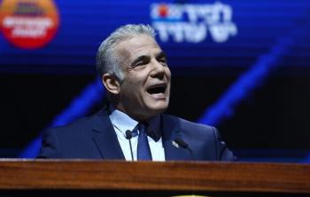 رئيس الوزراء يائير لبيد يتحدث خلال حدث انتخابي لحزب 