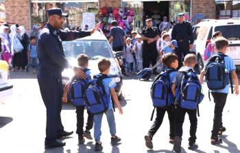 شرطي مرور ينظم حركة السير في قطاع غزة - توضيحية
