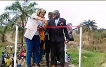 لحظة سقوط جسر بالمسؤولين أثناء افتتاحه في الكونغو