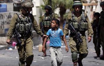 قوات الاحتلال تعتقل طفلا فلسطينيا - ارشيف