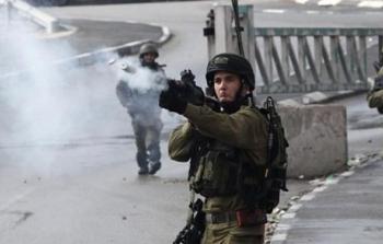 جنود الاحتلال يطلقون قنابل الغاز المسيل للدموع - ارشيف