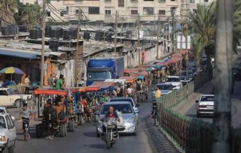 احتجاج الباعة المتجولين على قرار بلدية غزة منع استخدام مكبرات الصوت