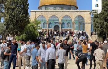 عشرات الآلاف يؤدون صلاة الجمعة بالمسجد الأقصى رغم قيود الاحتلال
