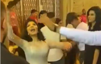 عروس مصرية تثير الجدل برقصها بالساطور