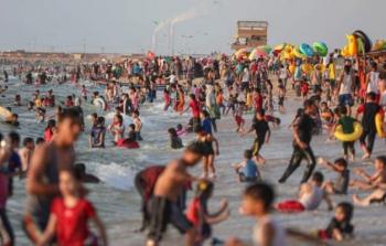 مواطنون يسبحون في بحر غزة - ارشيف