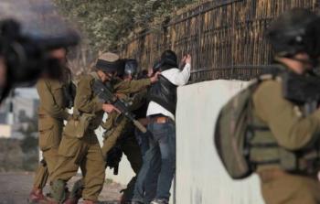الضفة الغربية - اعتقال 12 فلسطينيا من الخليل