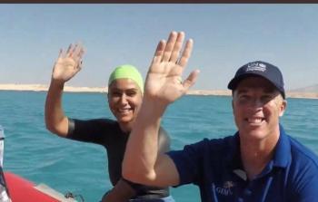 لأول مرة سعودية تقطع البحر الأحمر إلى مصر سباحة