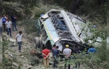 وفاة 25 شخصًا إثر سقوط حافلة في وادٍ بالهند