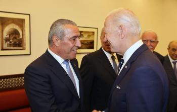 حسين الشيخ يصافح الرئيس الأمريكي جو بايدن