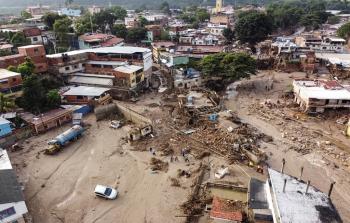 مصرع نحو 100 شخص في الانهيار الأرضي بفنزويلا ويجري البحث عن مفقودين