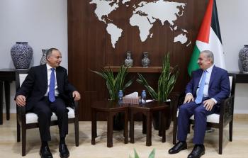 لقاء اشتية مع السفير المصري الجديد لدى فلسطين