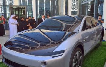 مجمع الشارقة يعلن وصول أول سيارة كهربائية تعمل بالطاقة الشمسية