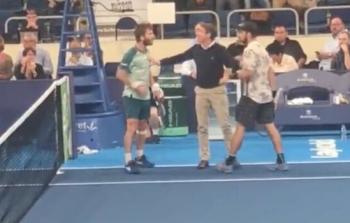 لاعبا تنس يشتبكان بدلا من التصافح عقب المباراة