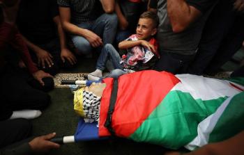 طفل فلسطيني يودع والده الذي قتلته القوات الاسرائيلية في نابلس