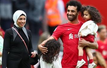 ماجي صادق زوجة محمد صلاح مع زوجات لاعبي “ليفربول”