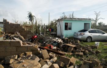 قتيلان وتدمير منازل جرّاء الإعصار روسلين في المكسيك.