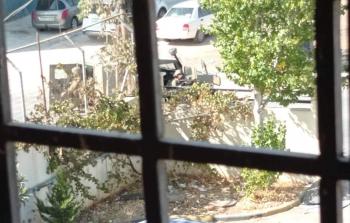 نابلس: الاحتلال يغلق مداخل مستودعات الصحة ويطلق قنابل صوت
