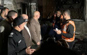 قوات الشرطة والدفاع المدني خلال تفقد آثار الحريق المندلع في منزل بجباليا