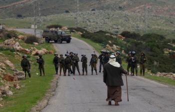 قوات الاحتلال الإسرائيلي تقطع الطرق وتنصب الحواجز في الأغوار الشمالية