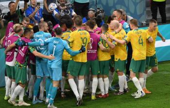 فرحة لاعبي استراليا بالتأهل لدور الـ16 في كأس العالم 2022