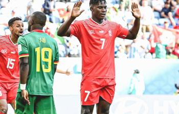 لاعب منتخب سويسرا  بريل إيمبولو يرفض الاحتفال بالهدف في شباك الكاميرون