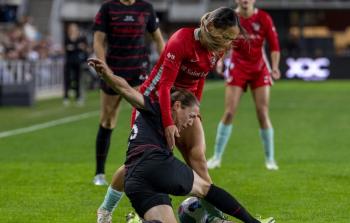 مباراة كرة قدم نسائية تتحول إلى حلبة مصارعة