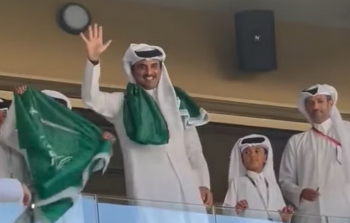 لحظة ارتداء أمير قطر علم السعودية خلال مباراة السعودية والأرجنتين
