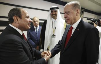 الرئيس التركي ونظيره السيسي يتوسطهم امير قطر