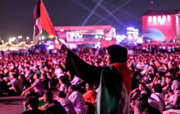 مشجعة في مونديال قطر ترفع علم فلسطين