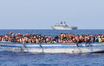 قوارب الهجرة غير الشرعية في عرض البحر
