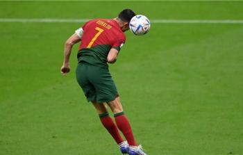اللاعب البرتغالي كريستيانو رونالدو خلال تسجيل هدف في منتخب الاوروغواي