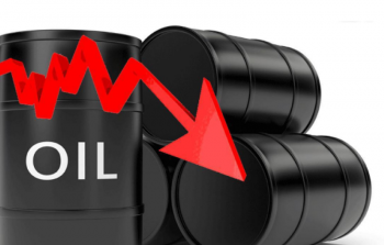 انخفاض سعر برميل النفط / أرشيف .