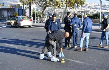 الشرطة الاسرائيلية تتفقد مكان الانفجار في محطة الحافلات المركزية بالقدس