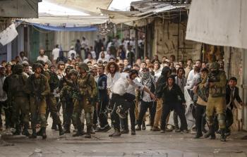 مستوطنون بحماية قوات الاحتلال يقتحمون مدينة الخليل (تصوير: أ ف ب)