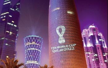 إضاءة شعار كأس العالم 2022 على أحد المعالم المعمارية في قطر