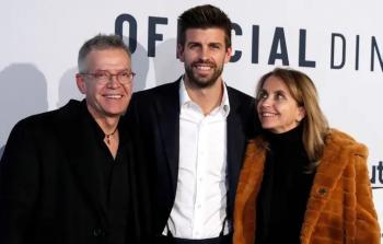 قائد فريق برشلونة السابق جيرارد بيكيه مع والديه جوان بيكيه ومونتسبرات برنابيو