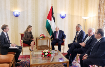 الرئيس عباس أثناء لقاء الموفدة الأميركية للقمة العربية