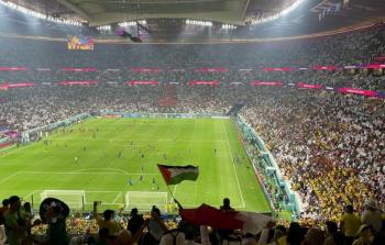 الجماهير تتابع أحد المباريات في كأس العالم 2022