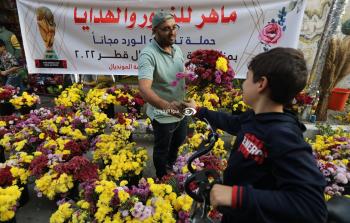 توزيع الزهور مجاناً على المواطنين احتفاءً باستضافة قطر لكأس العالم