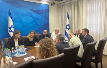 جانب من جلسة مشاورات أجراها لابيد مع مسؤولين إسرائيلين