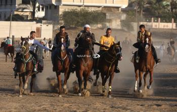 شُبّان يستعرضون صابية الخيل في خانيونس جنوب قطاع غزة