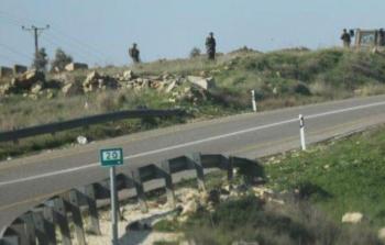 قوات الاحتلال تمنع توسعة الشارع الرئيسي لقرية دير نظام