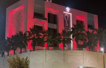 إضاءة مقر اللجنة القطرية في غزة بشعار بطولة كأس العالم 2022