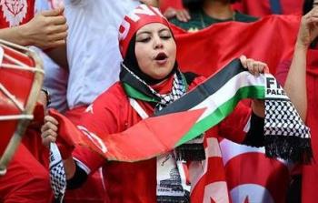 فتاة تونسية ترفع الكوفية الفلسطينية خلال مباريات كأس العالم