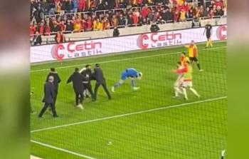 لحظة اعتداء المشجع على الحارس.