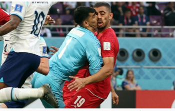 إصابة حارس المنتخب الإيراني في مباراته أمام المنتخب الإنجليزي بكأس العالم 2022