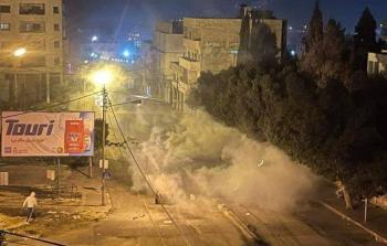 قوات الاحتلال الإسرائيلي تطلق قنابل الغاز خلال اقتحامها مدينة نابلس