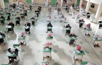 طلاب يؤدون الاختبارات في مدارس المملكة